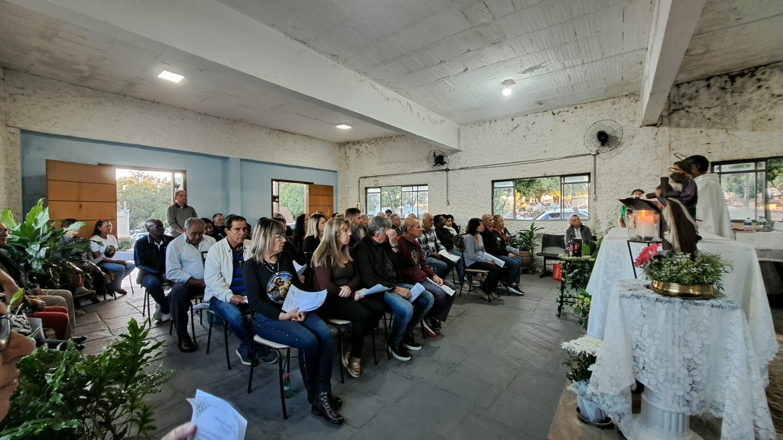 Fiéis reunidos na Capela.
